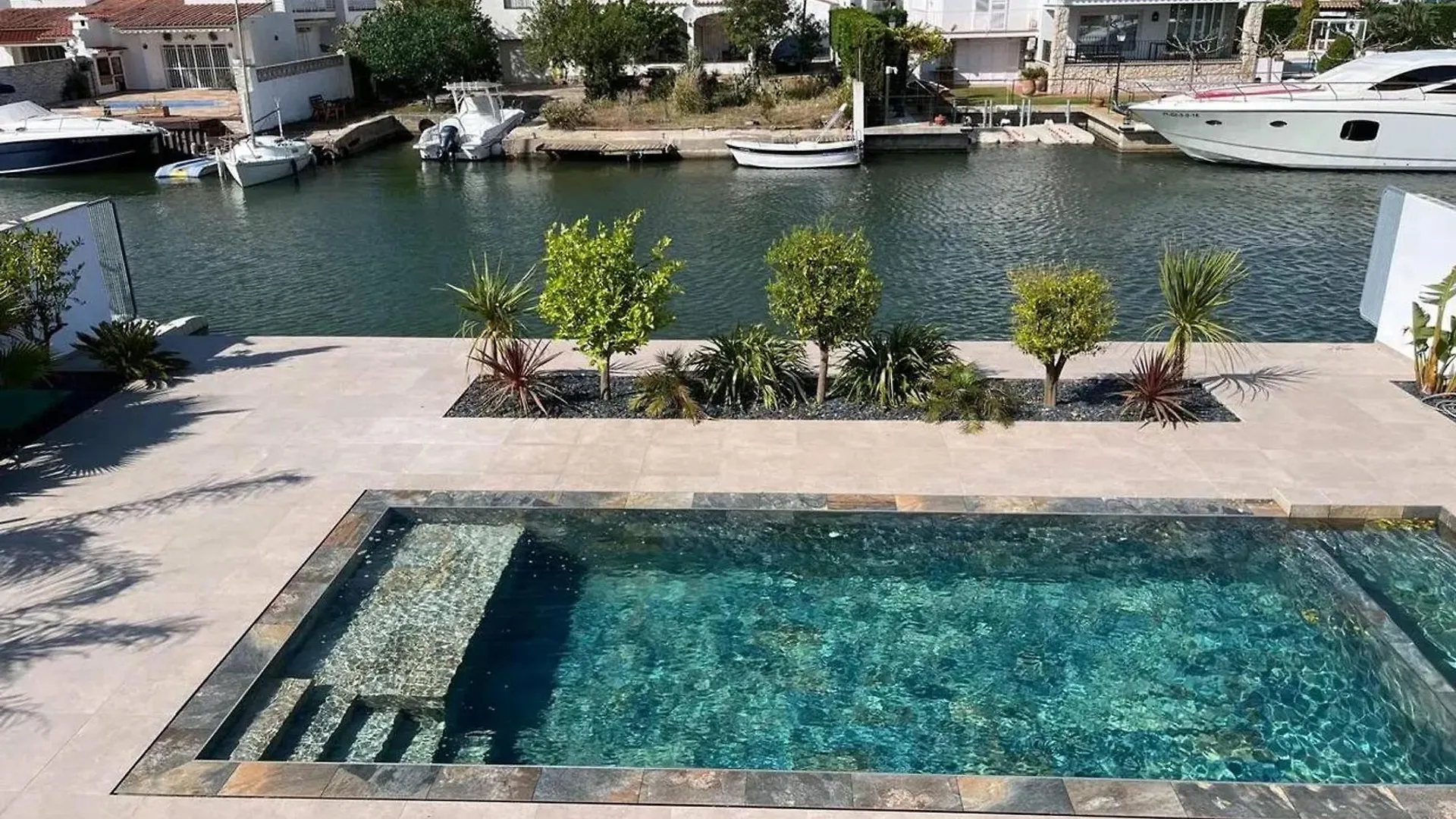 Elegant Villa In Roses + Pool