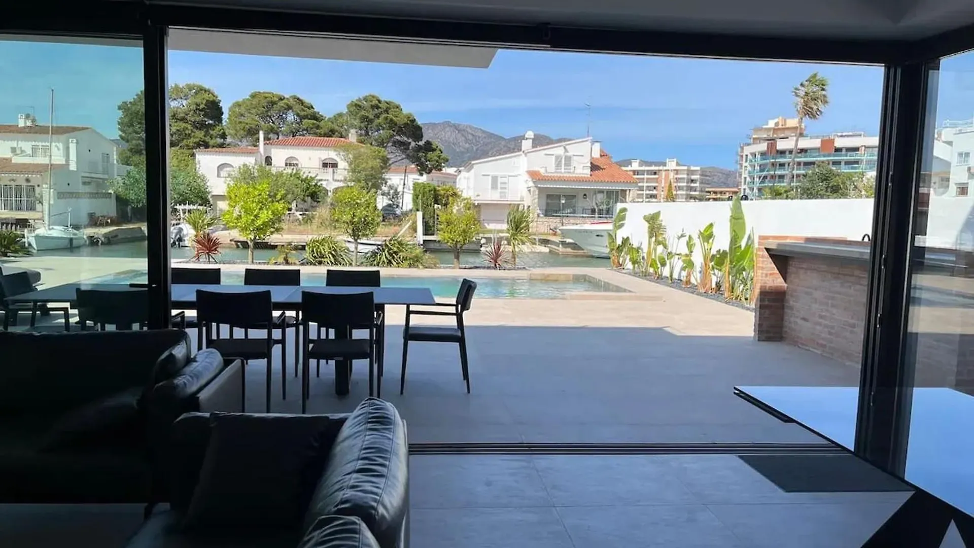 Elegant Villa In Roses + Pool